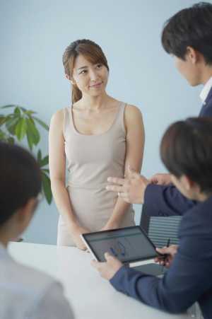 チームと議論するビジネスマン