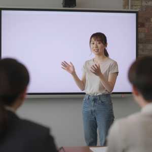 投資家へアイデアをピッチする男性