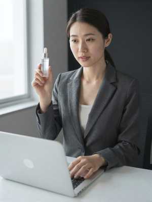 オンラインで美容製品をプレゼンする女性