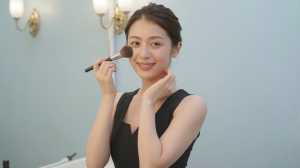 ドレッシングルームでチークを塗る女性