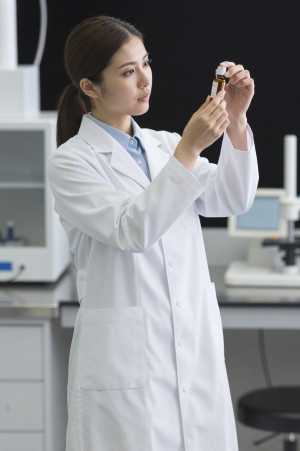 研究所でエッセンシャルオイルを検査する女性研究員