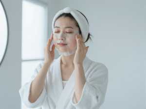 シートマスクでケアする女性