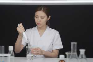 ラボで美容成分を計量する女性研究員
