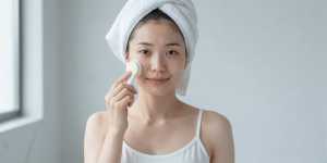 洗顔ブラシで肌をケアする女性