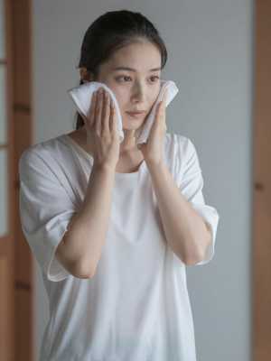 スチームケアでリラックスする女性