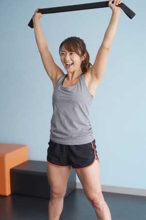 レジスタンスバンドでトレーニングする女性