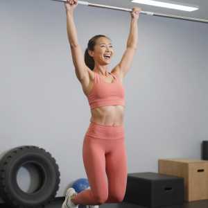 懸垂をする女性の後ろ姿