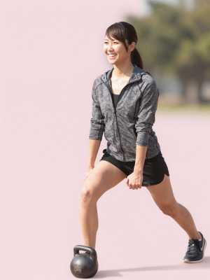 公園でケトルベルランジをする男性