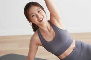 ヨガスタジオでストレッチする女性の顔