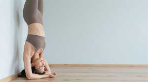 ヨガのヘッドスタンドをする女性