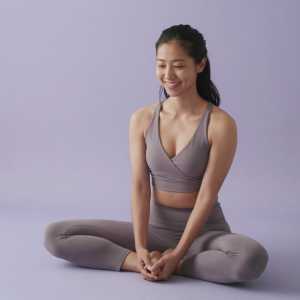 禅ルームで前屈する女性