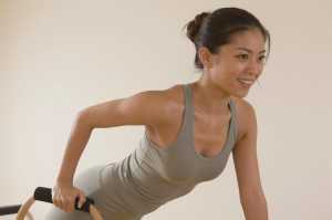 ピラティスリングを使う女性の顔