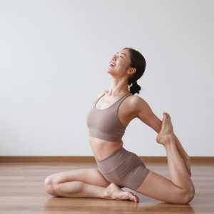 ヨガのラクダのポーズをとる女性