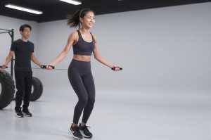 縄跳びをする男性の俯瞰ショット