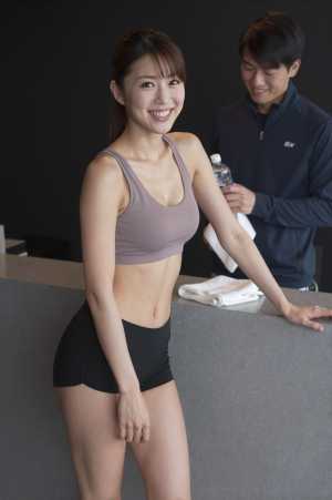 ワークアウト後にジムの受付で休憩する男性