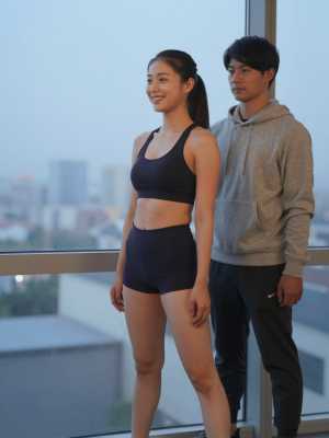 夕暮れの街を望むジムでストレッチする男性