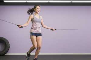 縄跳びをする女性のダイナミックな姿