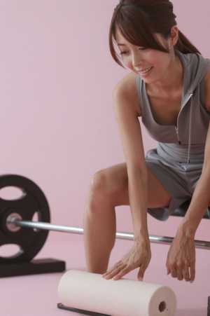 フォームローラーでハムストリングをほぐす男性の顔