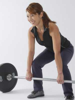 デッドリフトを行う男性のローアングル