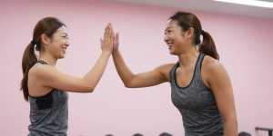 ワークアウト後にハイタッチする女性たち