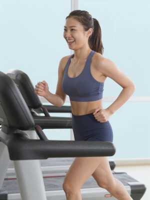 トレッドミルで走る男性の汗ばむ顔