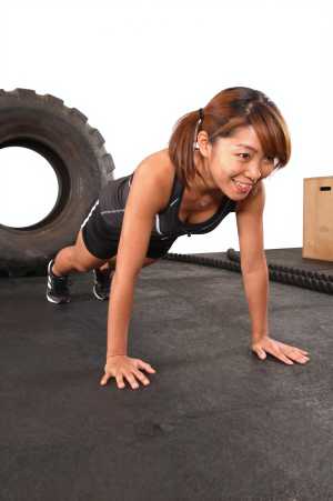 バーピーをする男性のダイナミックな姿