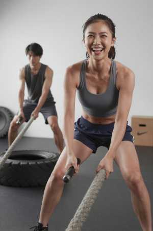 バトルロープでトレーニングする男性の顔