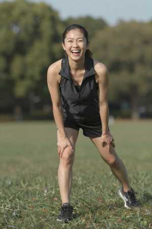 公園でストレッチする男性