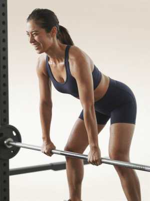 バーベルロウで背筋を鍛える男性