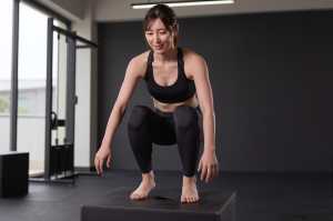 ボックスジャンプで着地する男性