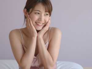 朝日で輝く肌を見せる女性の笑顔