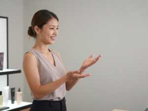 美容カウンターで商品を説明する女性