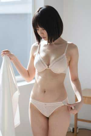 黒のレース姿で部屋に佇む女性