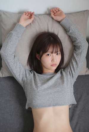 ベッドとセーターのポートレート素材