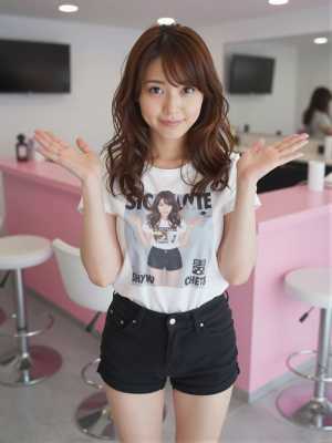 ガールズバーでカクテルを作る嬢