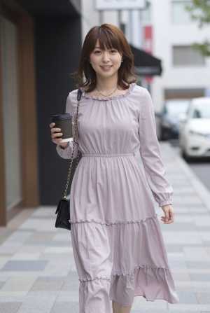 黒のドレスを着た女性のポートレート