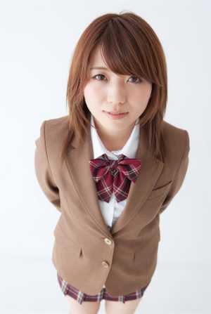 白ブレザー姿の笑顔な女性