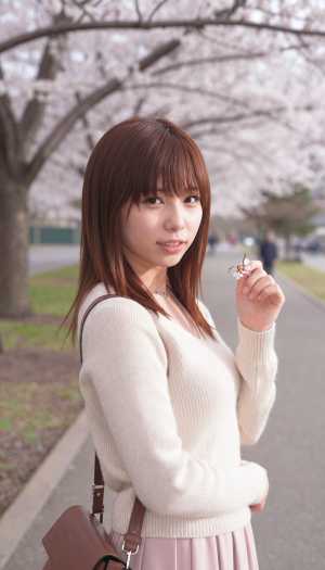 黒セーター姿の魅力的な女性