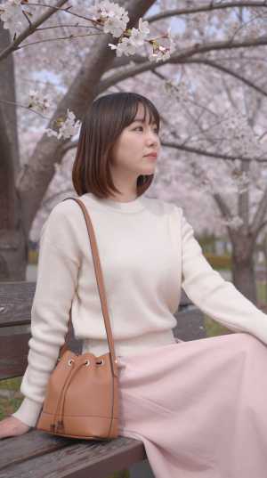 公園で撮影された女性のポートレート