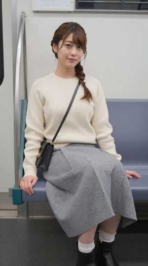 セーター姿の美しい女性