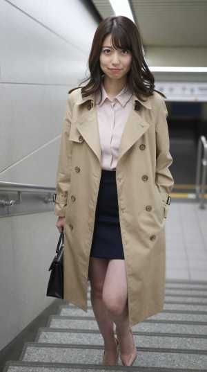 ネイビーのブラウスを着た女性のポートレート