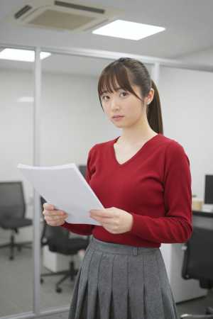 オフィスで白のセーターを着た美女