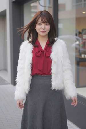 ブラウス姿の笑顔女性