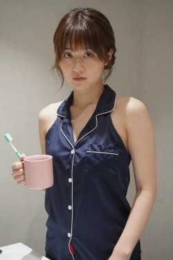 黒シルクを着こなす美女