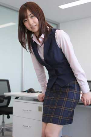 オフィスで撮影された女性のポートレート