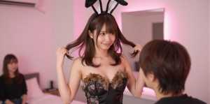 バニーガールのコスプレ衣装で密着