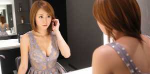 キャバクラで自撮りを撮る嬢