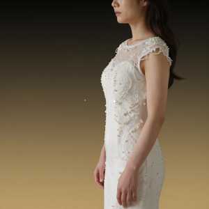 高級接客サロン求人：白ドレスの輝き