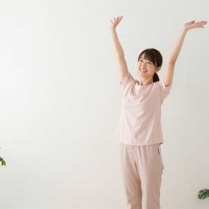 ピンクのシャツを着た女性のポートレート