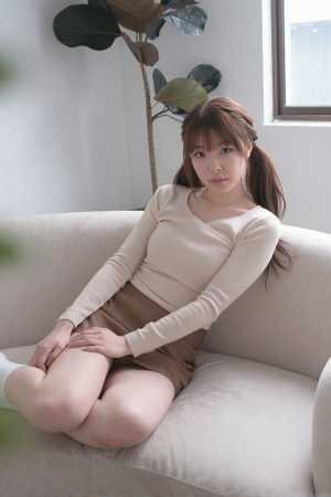 ソファのグレービキニポートレート